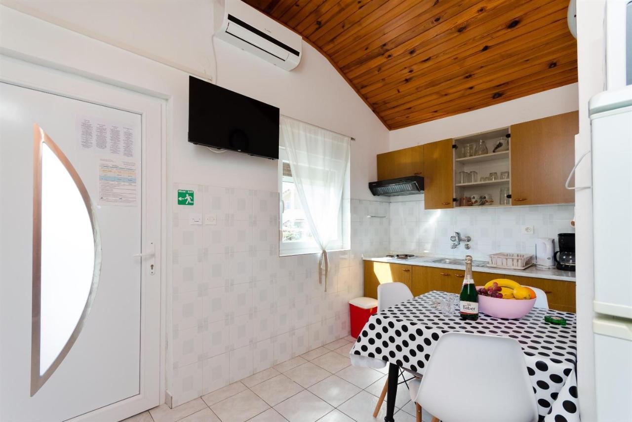 Apartments Anica F Lopar Esterno foto